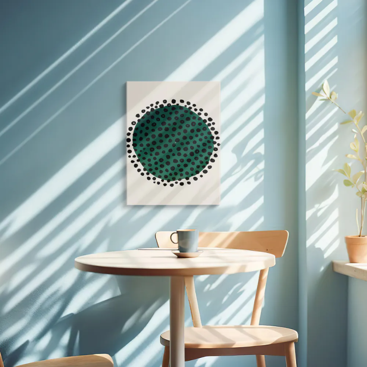 Cuadro en lienzo Órbita Verde con tonos verde oscuro, negro, marfil y círculo verde, puntos negros, fondo marfil