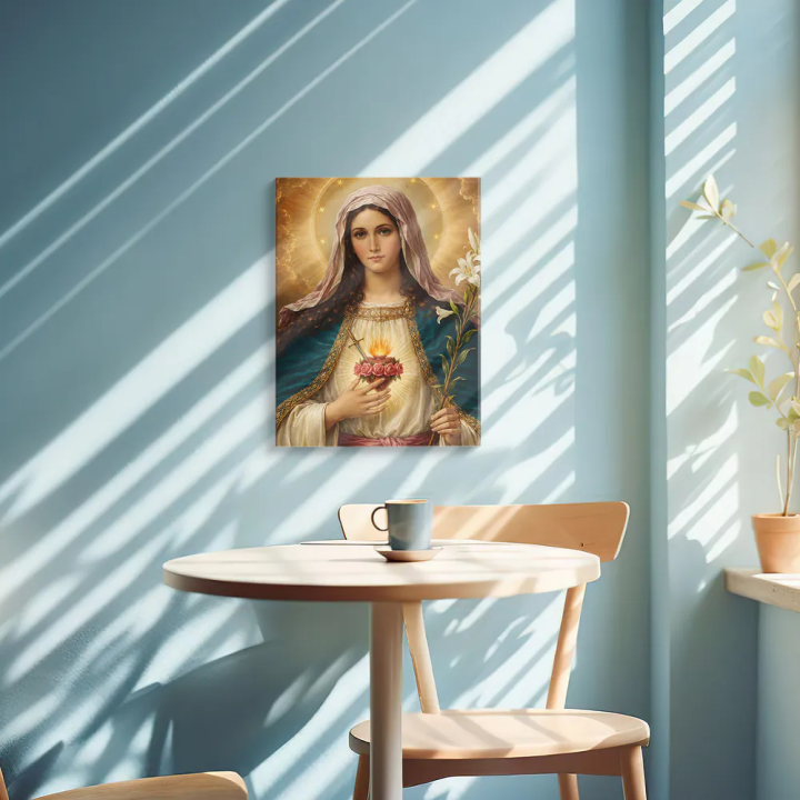 Cuadro en lienzo Virgen del Sagrado Corazón con tonos dorado, azul profundo, marfil y virgen maría, corazón en llamas, lirios bl