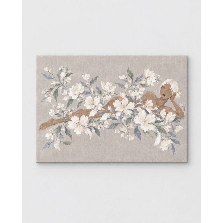 Florecer Serena, figura recostada entre flores blancas, horizontal | Lienzo en bastidor | LASACA